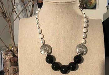 Collana artigianale con elementi bianchi e neri