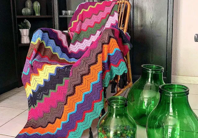 Coperta fatta a mano all’uncinetto con zigzag multicolore