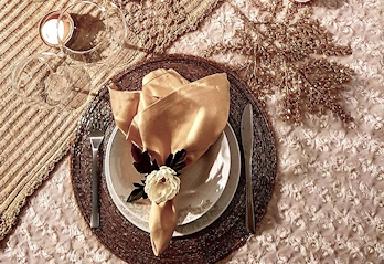 Tavola con tovagliolo e decorazione floreale
