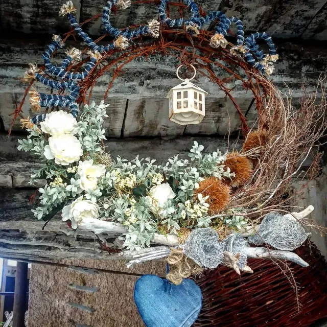 Ghirlanda intrecciata con scritta decorativa, cuori e dettagli in filo